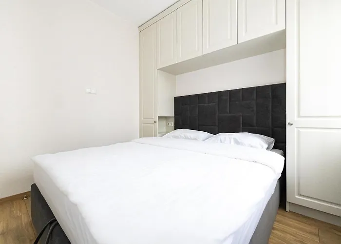 Newly Built With Parking, By Cohost * Κλαϊπέντα