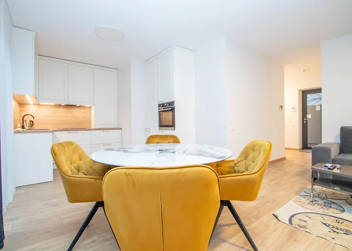 Newly Built With Parking, By Cohost Κλαϊπέντα