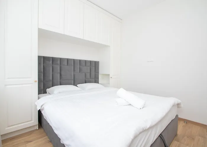 Newly Built With Parking, By Cohost * Κλαϊπέντα