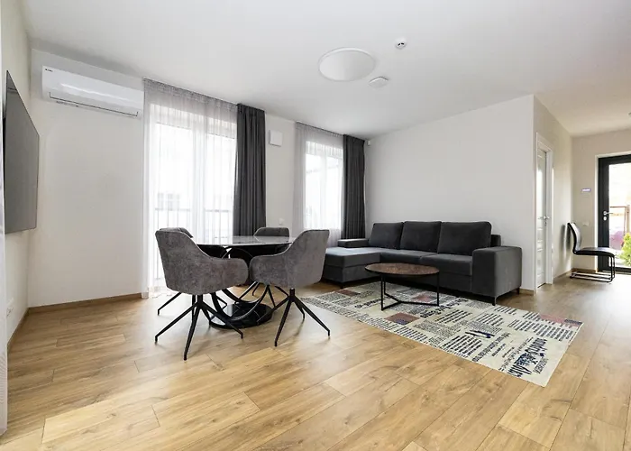 Newly Built With Parking, By Cohost Κλαϊπέντα