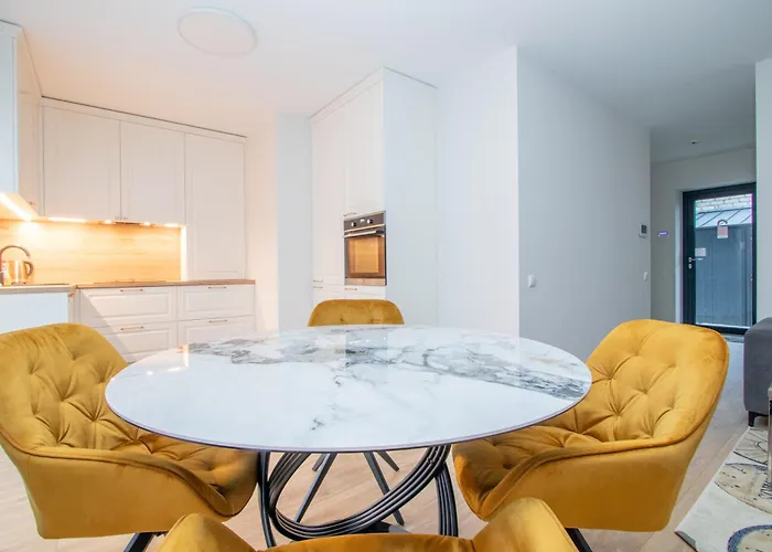 Newly Built With Parking, By Cohost * Κλαϊπέντα