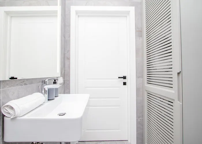 Newly Built With Parking, By Cohost * Κλαϊπέντα