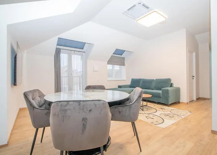 Newly Built With Parking, By Cohost * Κλαϊπέντα