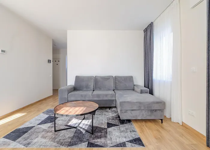 Newly Built With Parking, By Cohost Κλαϊπέντα