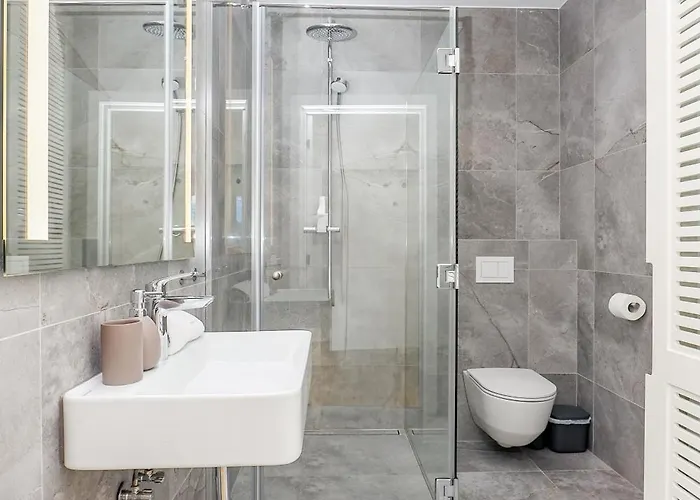 Newly Built With Parking, By Cohost * Κλαϊπέντα