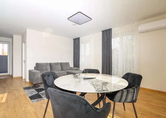 Newly Built With Parking, By Cohost * Κλαϊπέντα