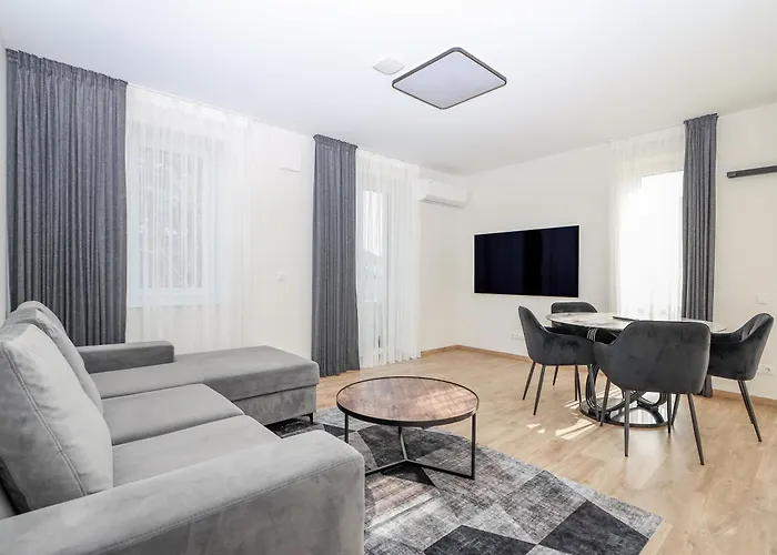 Newly Built With Parking, By Cohost * Κλαϊπέντα